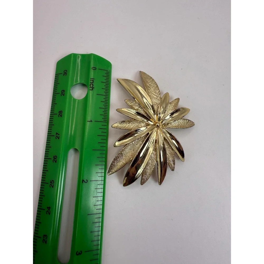 Vintage‎ Sarah Coventry Gold Tone Floral Brooch – Textured Petal Starburst Pin